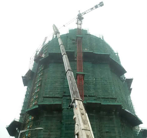 索县吊车在工地上作业